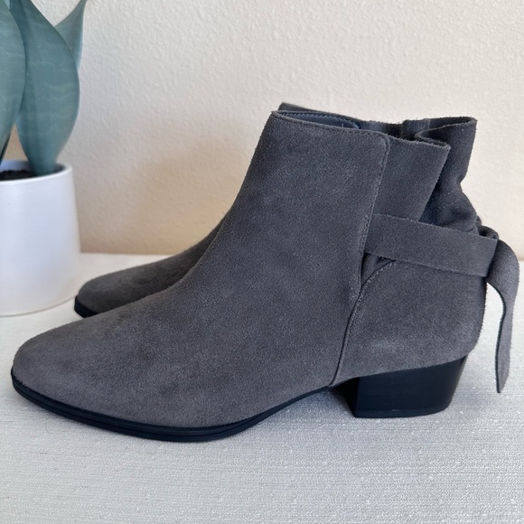 New Aerosoles Crosswalk Gray Suede Ruffled Ankle Booties Women’s 8M - Picture 3 of 14